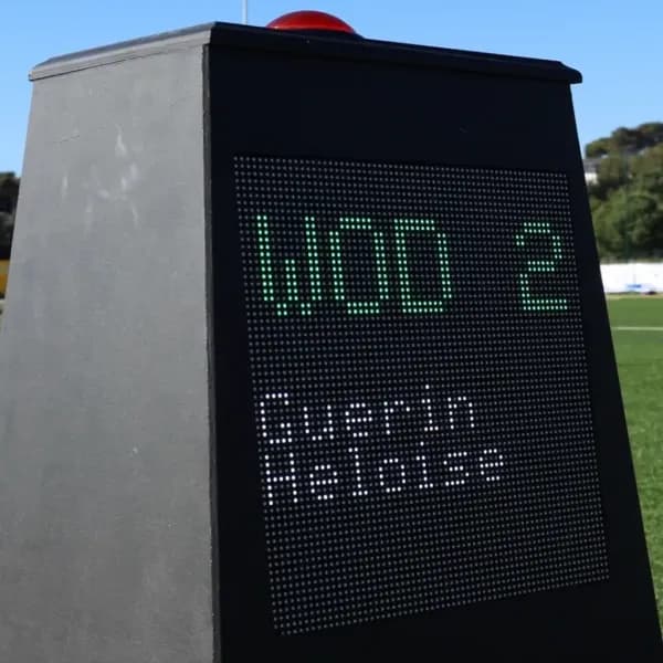 Écran LED affichant le WOD et le nom de l'athlète