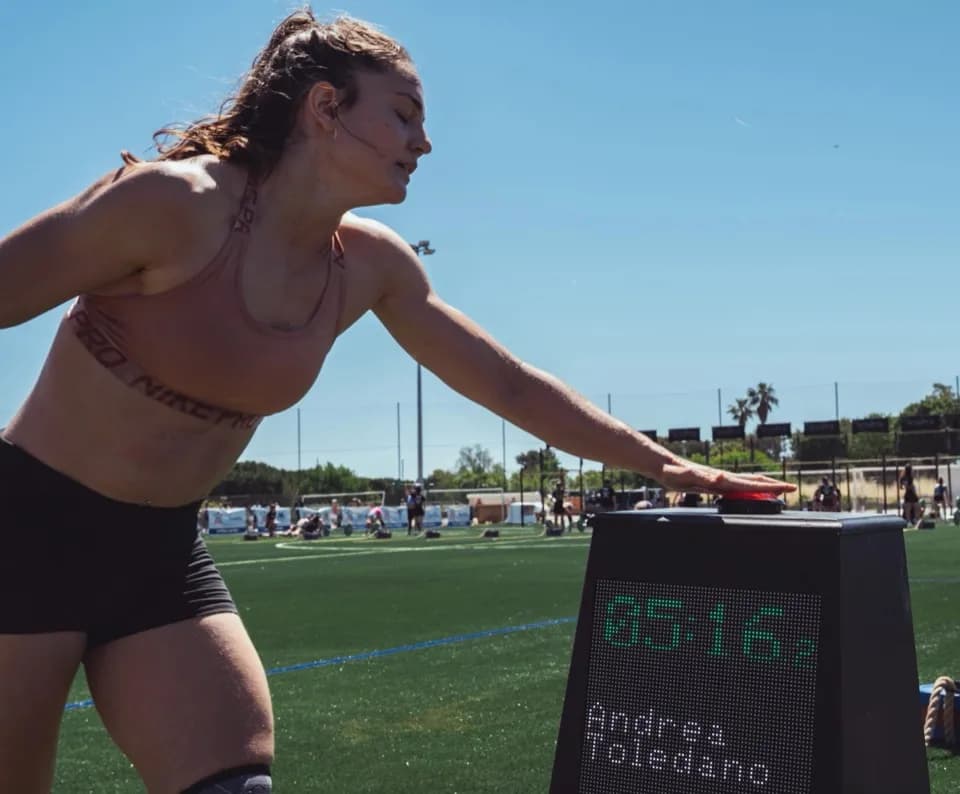 Athlète appuyant sur le buzzer connecté en extérieur